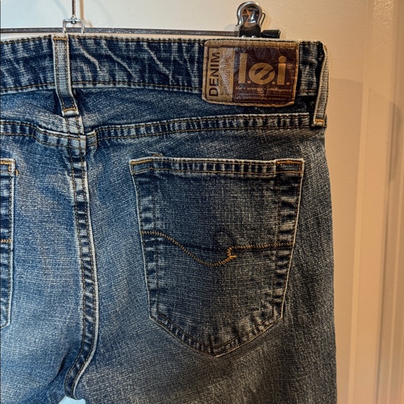 Vintage Y2K LEI Size 11 Mid Rise Distressed Medium Wash Denim Slight Flare Jeans - Picture 7 of 13